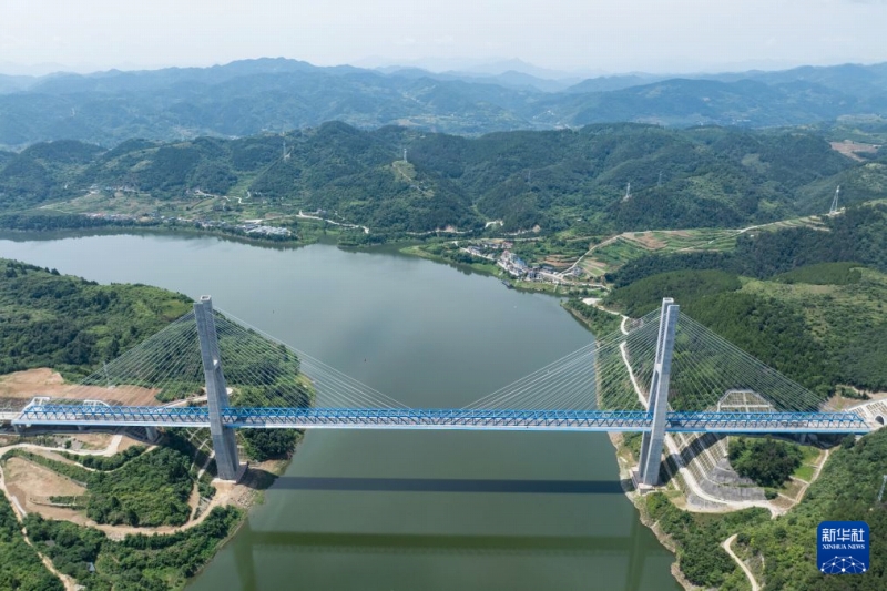 西十高速鉄道の漢江特大橋（6月28日にドローンによる撮影・伍志尊）。