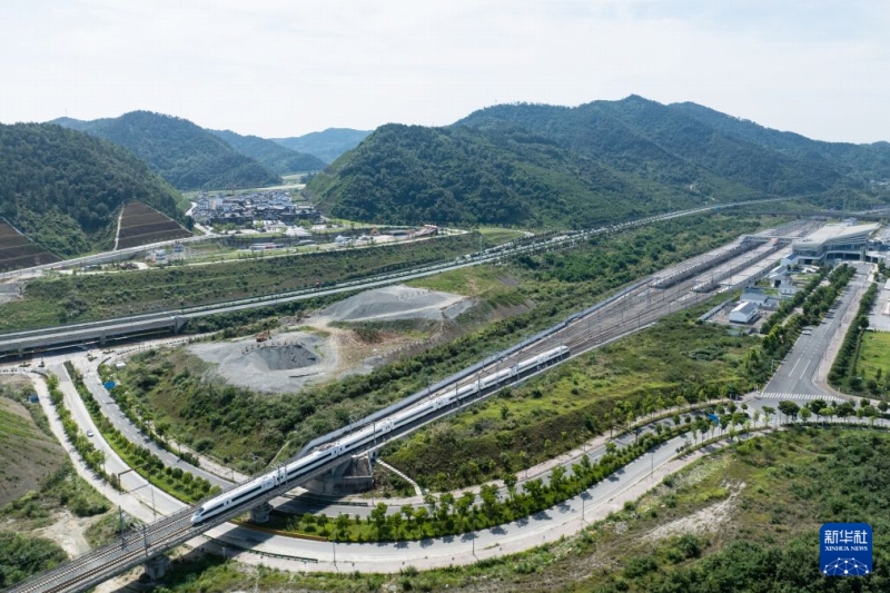 十堰東駅から出発した高速列車（6月28日、ドローンによる撮影・伍志尊）。