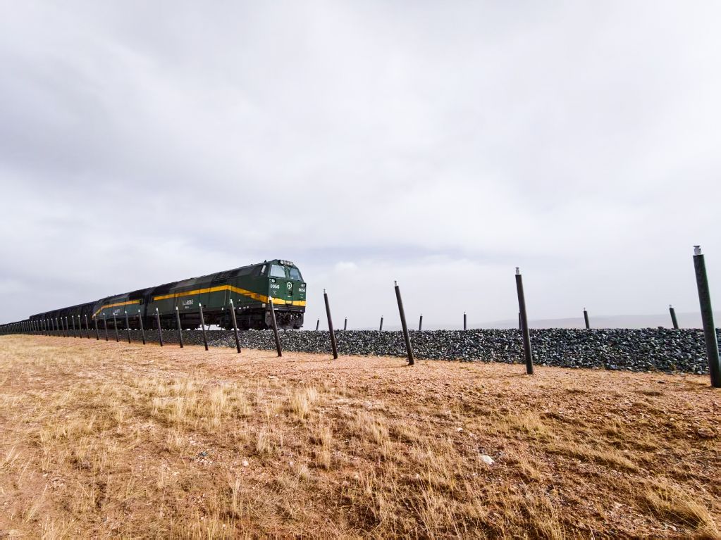 ヒートパイプが設置された青蔵鉄道を列車が走行している。