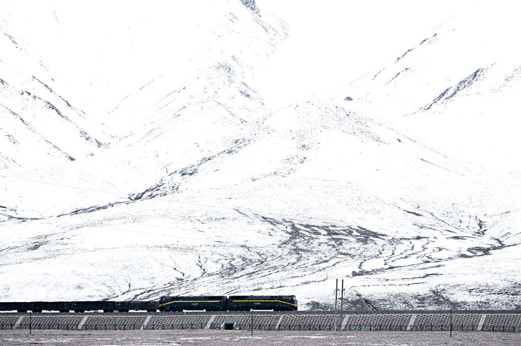 昆侖山の麓を走行する青蔵鉄道の列車。撮影・張龍