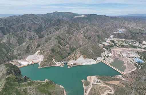 河北省尚義揚水蓄電発電所の下部貯水池。 画像提供：取材先