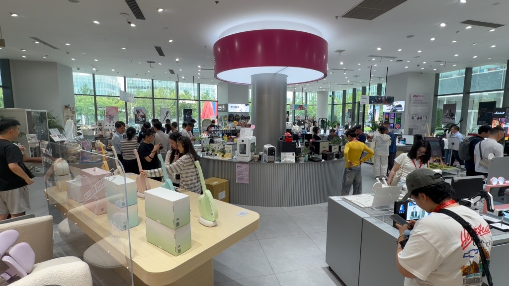 気に入ったAIスマート製品を選んで購入する人々。撮影・陳傑
