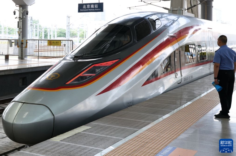 北京南駅から上海虹橋駅に向かって出発する高速列車G9号（6月30日撮影・張晨霖）。