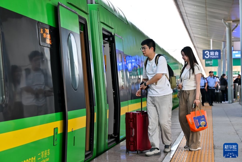 錫林浩特駅で撮影された呼和浩特行きの高速列車に乗車する人々（6月30日撮影・李志鵬）。