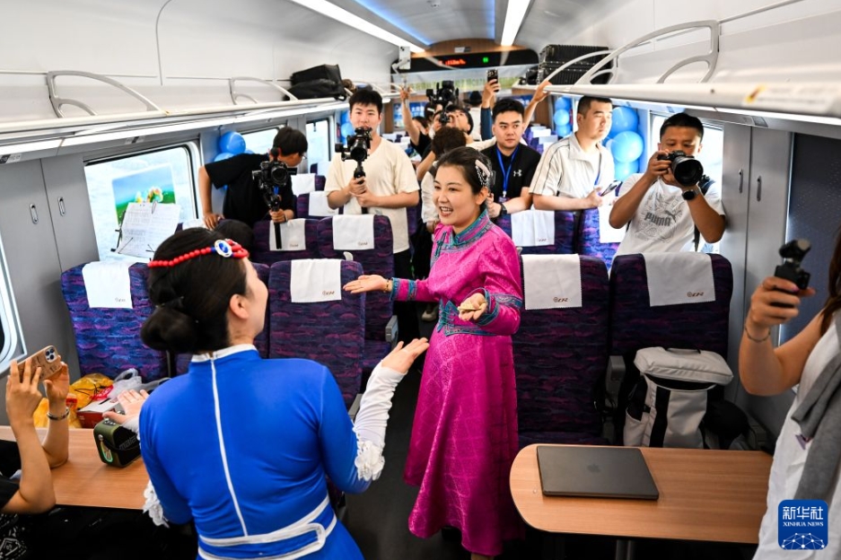 錫林浩特市と呼和浩特市を結ぶ初の高速列車が運行開始 内蒙古