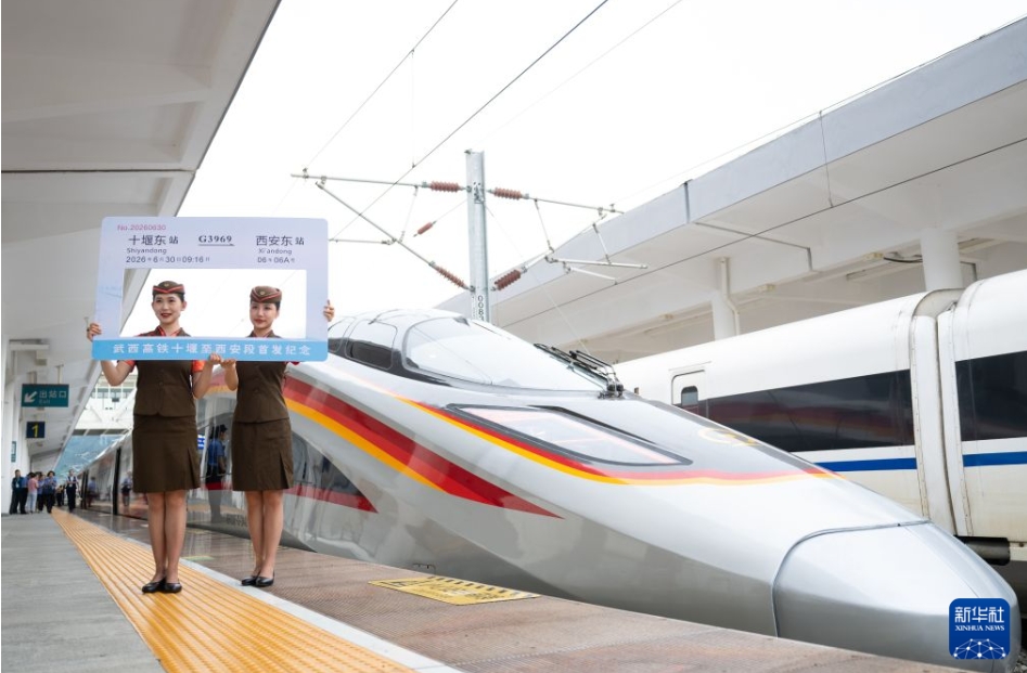十堰東駅で撮影された西十高速鉄道の初発列車（6月30日撮影・伍志尊）。
