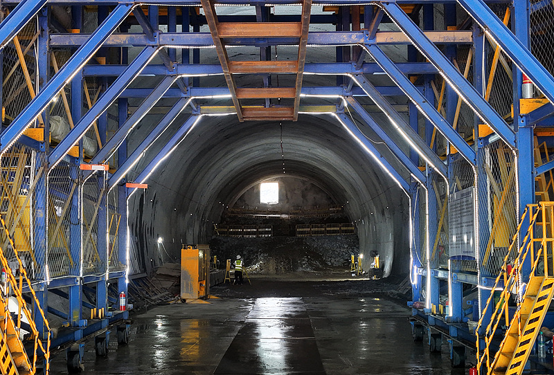 6月30日に貫通した長贛高速鉄道の小江村トンネル（写真著作権はCFP視覚中国所有のため転載禁止）。