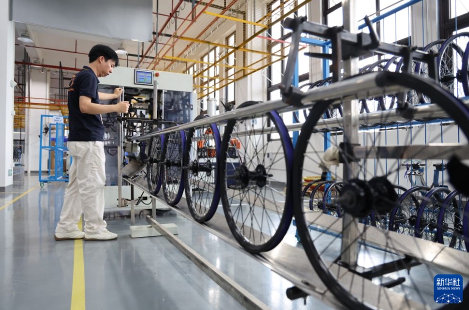 電動アシスト自転車「ADO」の製造工場の生産現場の様子（7月1日撮影・梁旭）。