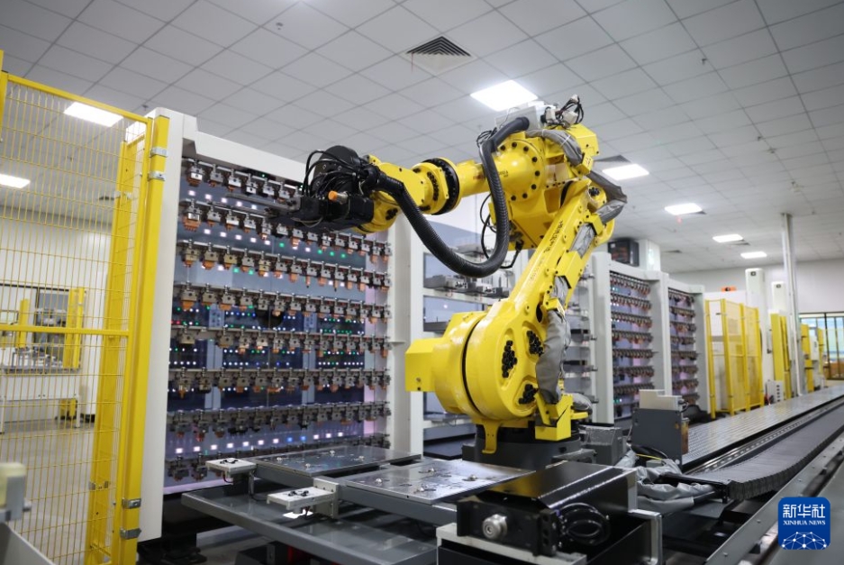 模徳宝スマート工場のデジタル化作業場で稼働する産業用ロボット（7月2日撮影・梁旭）。