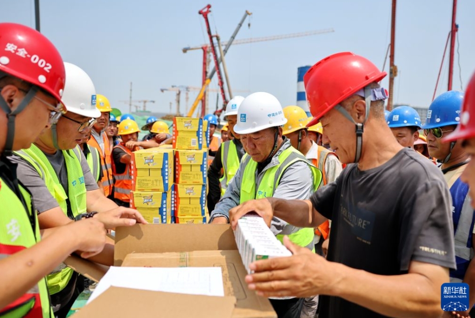 暑さ対策をしつつ作業を進める建設作業員たち　河北省雄安新区