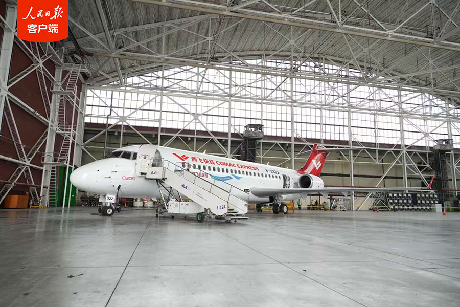 第21回カザフスタン・中国商品展覧会で静的展示されたC909医療機（撮影・張競霄）。