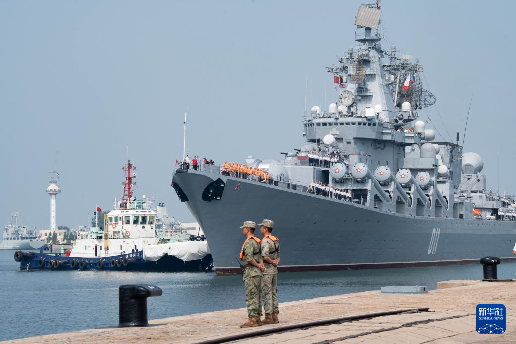 7月5日、合同軍事演習「海上連合2026」に参加するため青島の某軍港に接岸したロシア海軍のミサイル巡洋艦「ヴァリャーグ」（撮影・李傑）