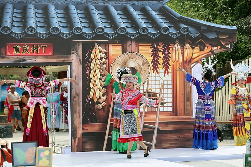 重慶市万盛経済技術開発区関壩鎮涼風村の「村のファッションショー」イベントで民族衣装を披露する村民たち（7月4日撮影・写真著作権はCFP視覚中国所有のため転載禁止）。