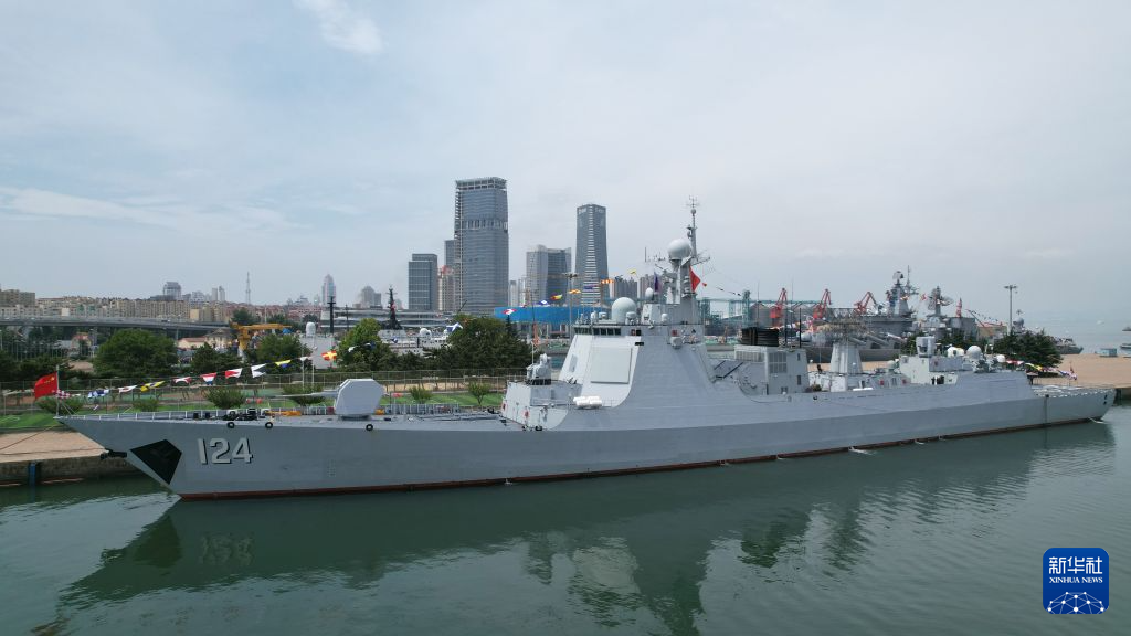 中露合同軍事演習「海上連合2026」が6日、青島の某軍港で開幕した。写真は青島の某軍港に接岸した中国側のミサイル駆逐艦「開封」。（撮影・李傑）