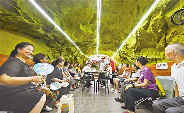 重慶市沙坪壩区石井坡街道（エリア）の納涼スポットに涼しさを求めてやって来た住民たち（撮影・龍帆）。