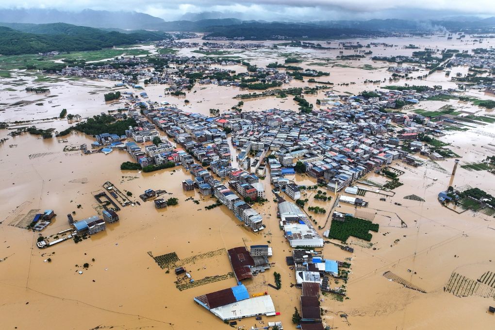7月6日、広西・南寧横州市の六藍ダムが一部決壊した影響で浸水したダム下流の様子（ドローンによる撮影・曹禕銘）。