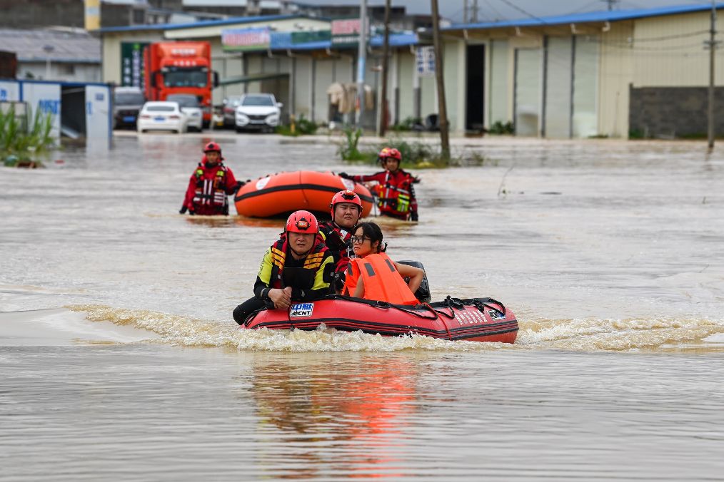 7月6日、広西・南寧横州市校椅鎮で、避難する被災者をゴムボートで運ぶ救助隊員（撮影・曹禕銘）。