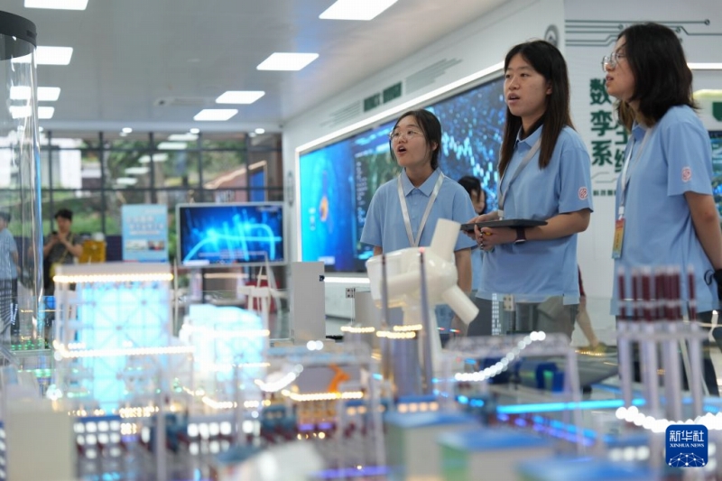 7月4日、武漢大学工学訓練・イノベーションセンターでデジタルテクノロジー製品を体験する中華全国台湾同胞聯誼会第23回台胞青年千人サマーキャンプIN湖北の参加者（撮影・馬欣然）。