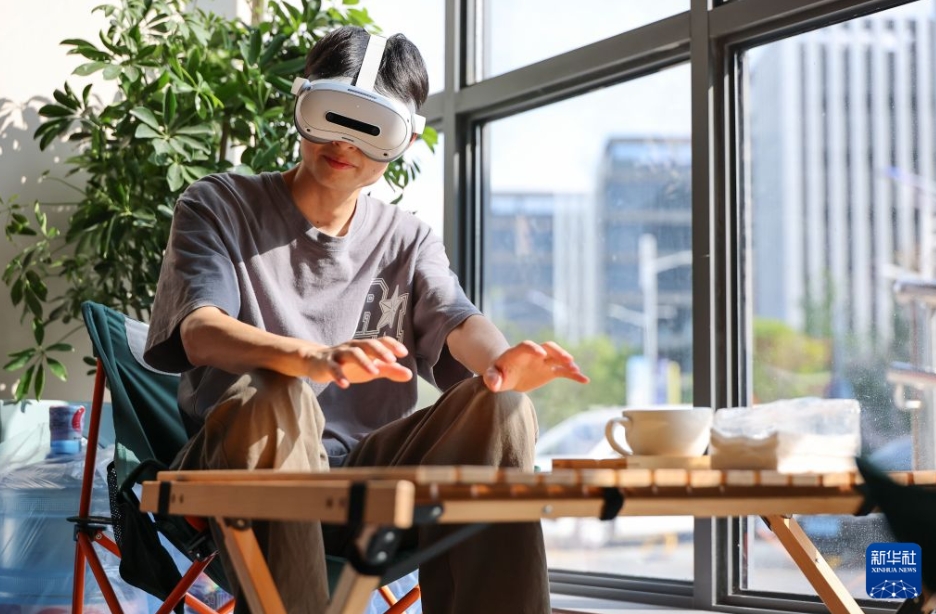 貴州省貴陽市雲岩区にあるカフェで、エンボディドAIデバイス用のデータ収集作業をするデータ収集担当者（7月6日撮影・劉続）。
