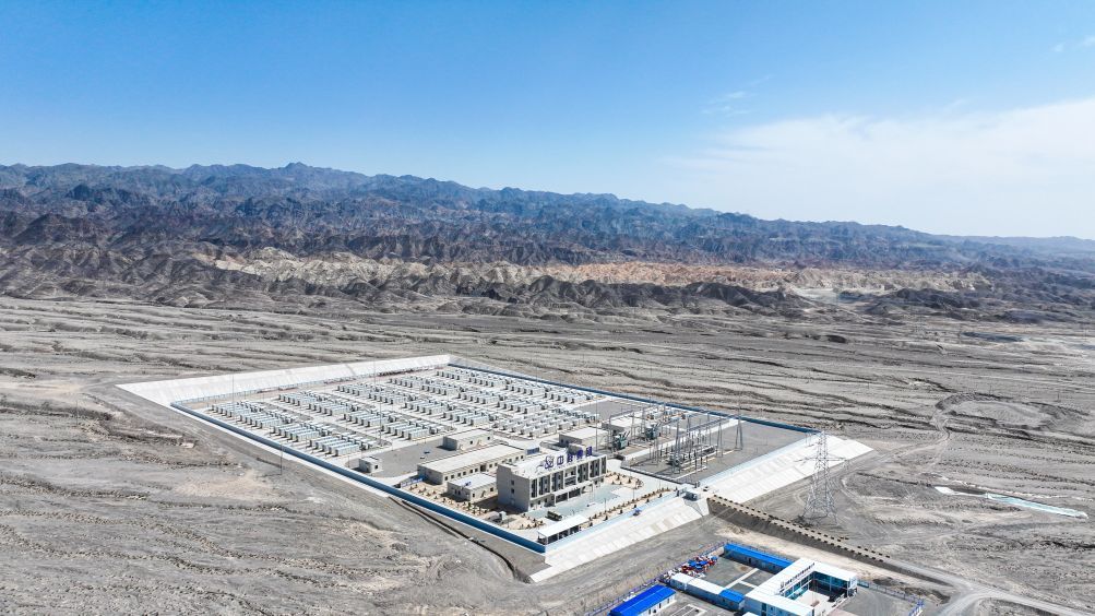 嘉峪関市寧晟新エネルギー有限公司が建設した500メガワット(MW)/1000メガワット時(MWh)独立型エネルギー貯蔵プロジェクト。(画像提供:取材先)