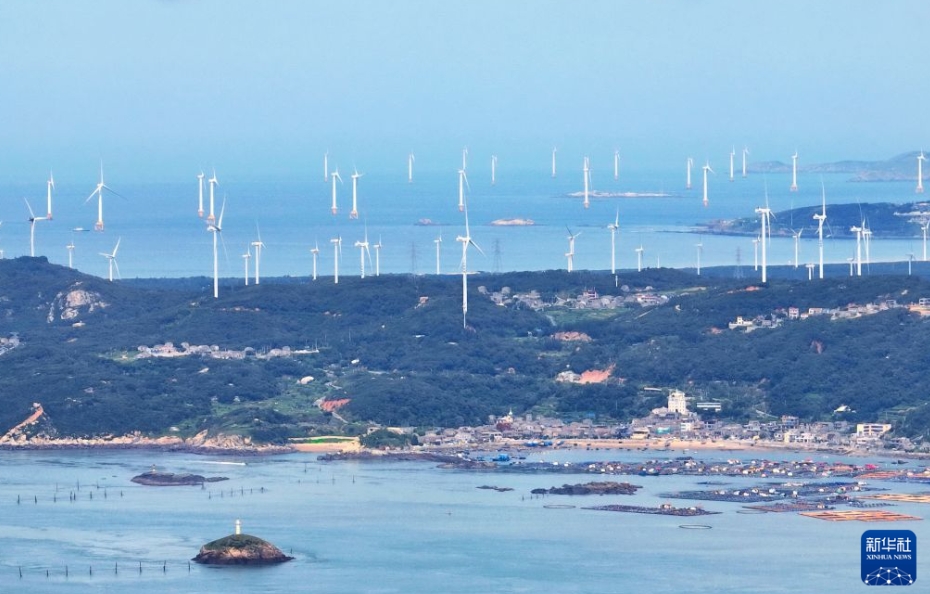 福建省平潭海域で撮影された洋上風力発電機と陸上風力発電機（6月30日ドローンによる撮影・林善伝）。