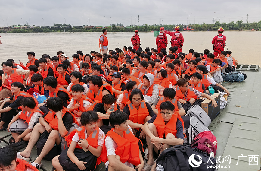 動力浮橋に乗って安全な場所へ移動する広西物流職業技術学院の学生(撮影・龐恵文)。