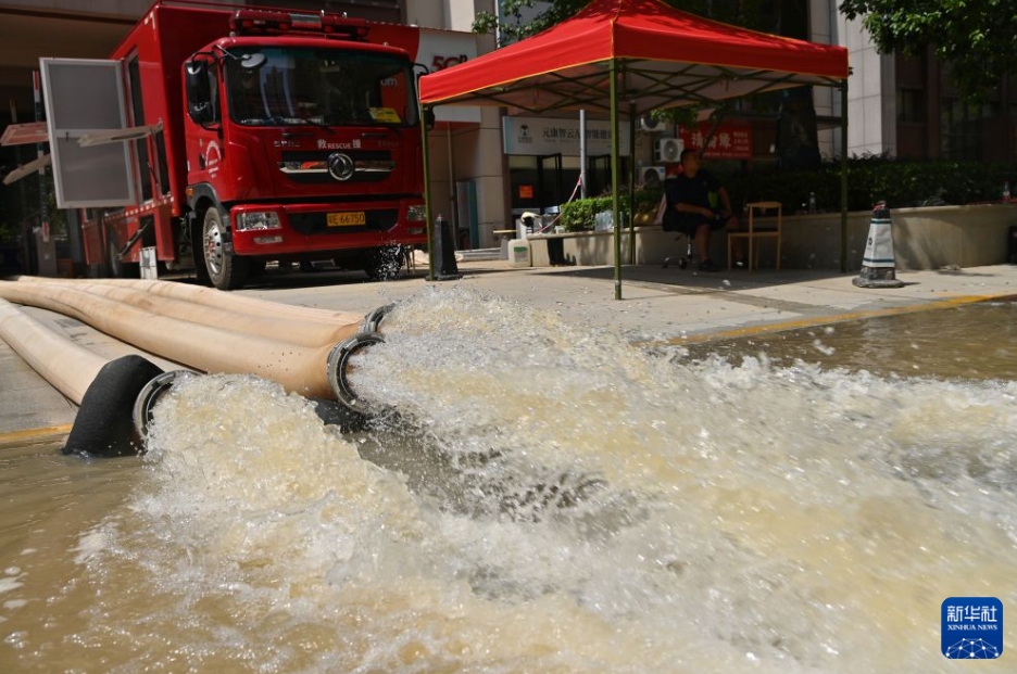 広西壮族自治区貴港市の住宅団地で進められる内水氾濫した水をポンプで排水する様子(7月13日撮影・陸波岸)。