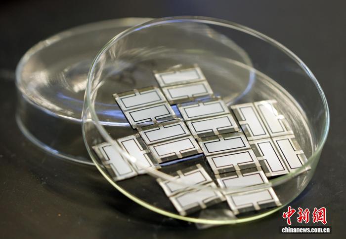 同研究で作製されたペロブスカイト・有機積層型太陽電池。画像提供：中国科学院化学研究所