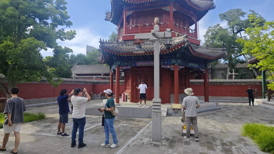 北京の観光スポットで記念写真を撮影する外国観光客（2026年6月21日、撮影・趙雯博）。