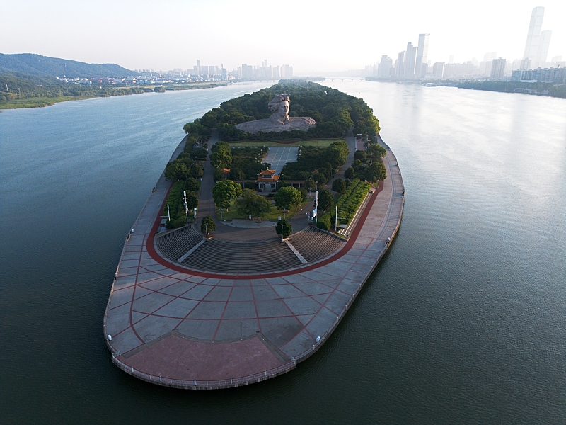 湖南省長沙市の橘子洲の南端にある橘子洲頭の風景。橘子洲は長沙市街地の湘江の中州にある湘江下流に数多い堆積砂州のひとつで、世界最大の内陸砂州でもある（7月13日撮影・写真著作権はCFP視覚中国所有のため転載禁止）。