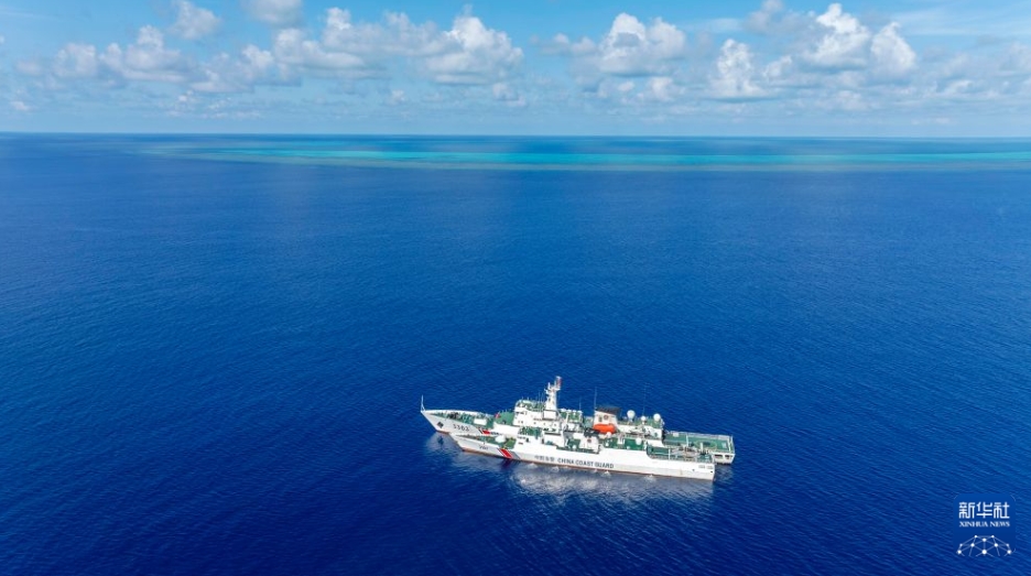 南中国海の黄岩島の海域で、船員の交代や物質の積み替えを行う海警局の「海陵」（写真上）と「大吉」（7月8日、ドローンによる撮影・王鵬）。