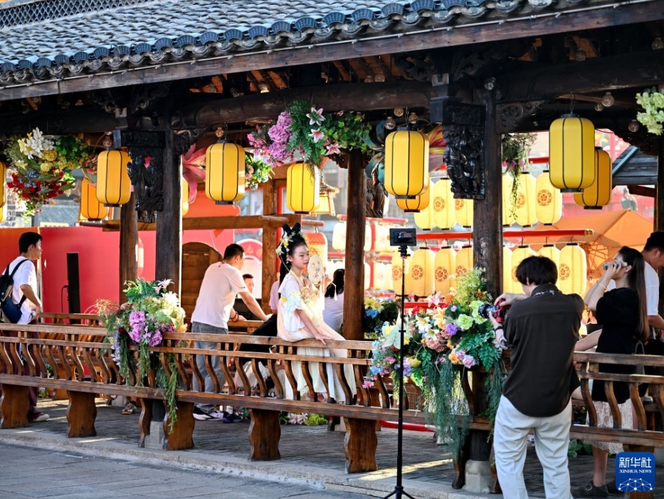 河北省唐山市豊南区の河頭老街景勝地で、写真を撮影する観光客（7月15日撮影・牟宇）。