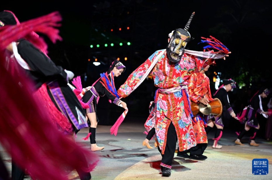 開幕式で踊りを披露するパフォーマー（7月18日撮影・郭程）。