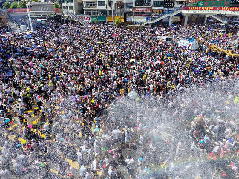 貴州省徳江県で数十万人が水をかけ合い祝う「水龍節」