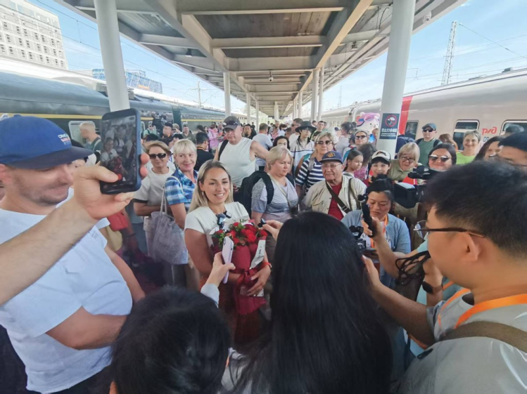 中国とロシア結ぶ中露国際観光列車の試験的営業運行がスタート