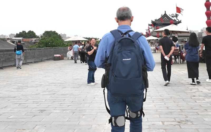 外骨格アシストロボットを装着して城壁を観光する外国人観光客（画像提供・西安城壁管理委員会）。