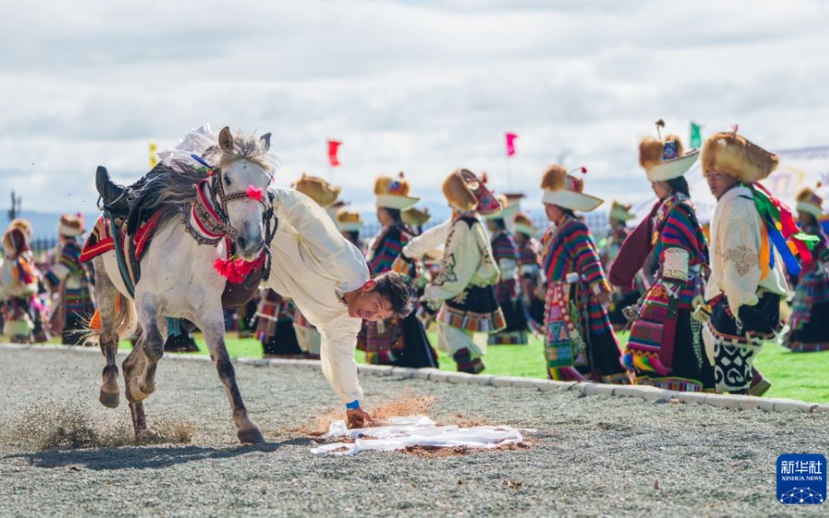 歌と踊りに沸き、競馬で体感する夏の躍動　西蔵‌・安多