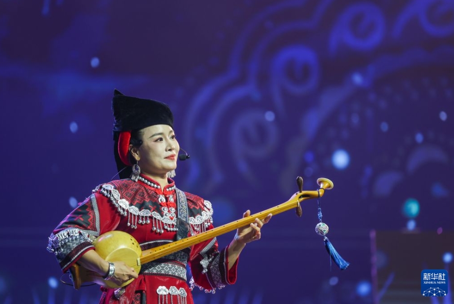 国際音楽ストーリー会で、パフォーマンスを披露する広西壮（チワン）族自治区崇左市から参加した壮族民謡歌手（7月26日夜撮影・黄偉）。