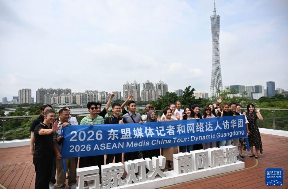 南方電網広州変電所科学普及センターで、記念写真を撮影するASEAN加盟国の主要メディア記者とインフルエンサー（7月27日撮影・鄧華）。