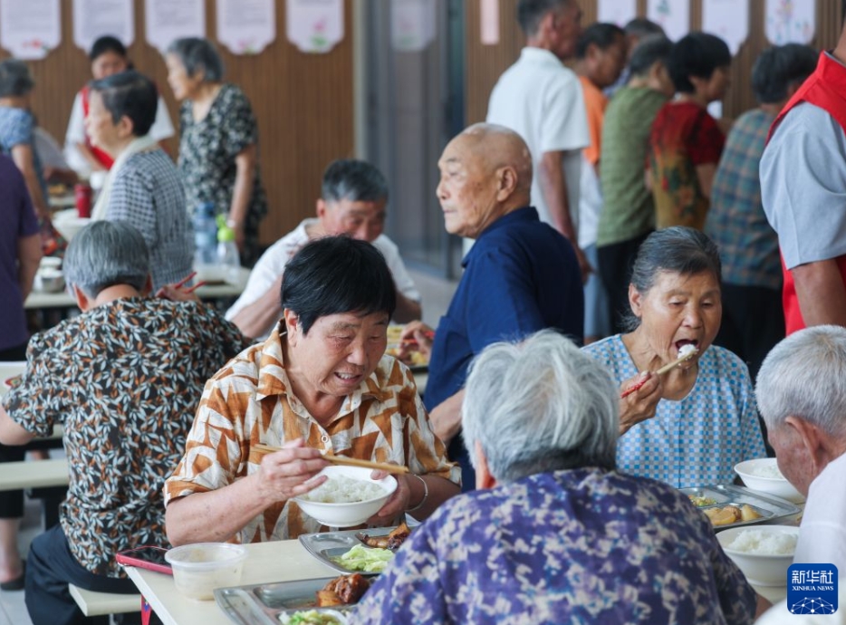 高齢者向け食堂で食事をする高齢者たち（7月28日撮影・徐昱）。
