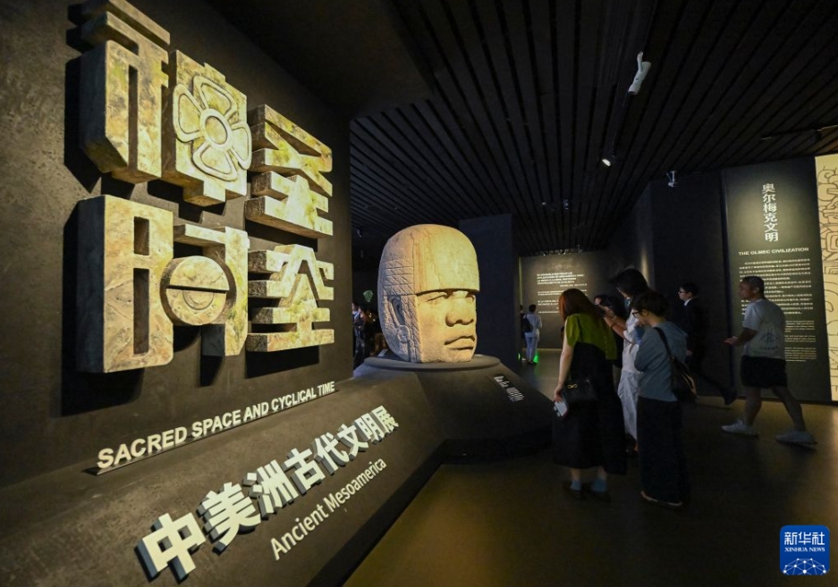 上海博物館の古代南北アメリカ文明大展を見学する来館者（7月29日撮影・陳浩明）。