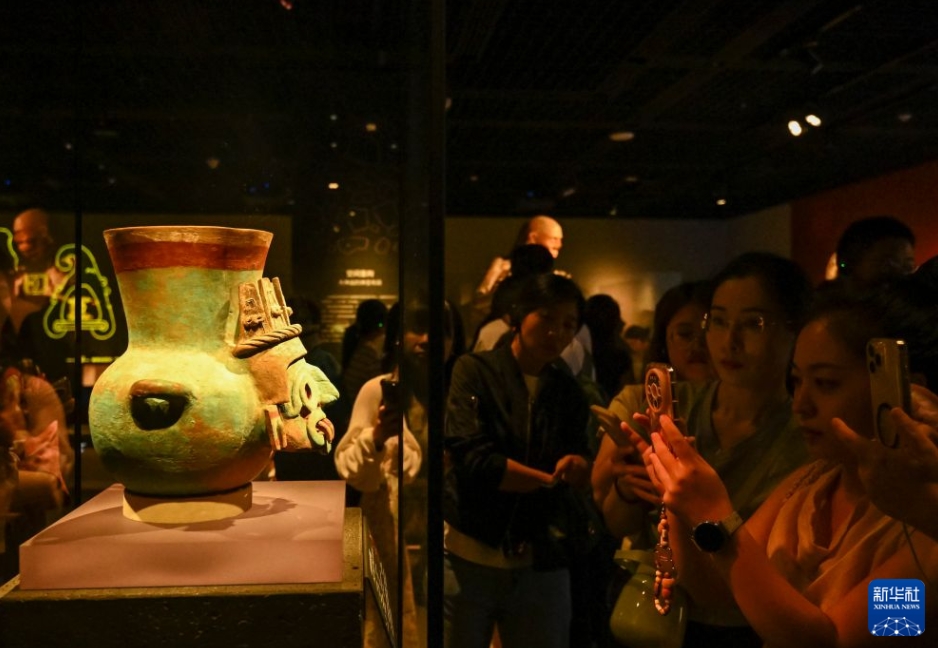 夏休み中の来館者でにぎわう上海博物館の「南北アメリカ展」