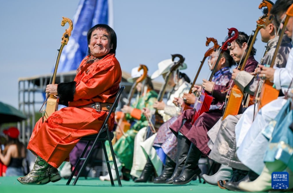 パフォーマンスを披露する、国家級無形文化遺産「蒙古族馬頭琴音楽」の代表的伝承人である斉・宝力高さん（写真左、8月1日撮影・連振）