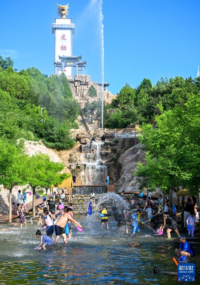 夏の水遊びで涼を満喫　天津
