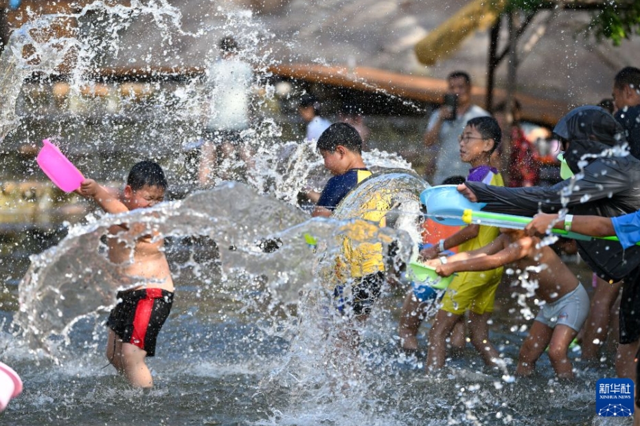 夏の水遊びで涼を満喫　天津