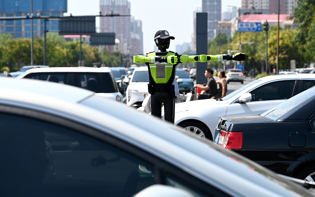 河北省邯鄲市、人型ロボット「交通警察官」が勤務開始