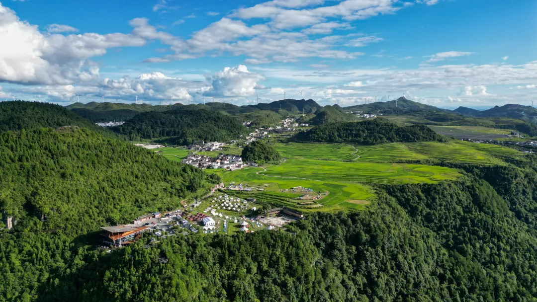 貴陽市高坡苗（ミャオ）族卿擾繞村のキャンプ場。（撮影・覃偉）