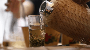 貴陽ならではの風情がある「壩壩茶（バーバー茶）」（壩壩茶は、屋外の広場や空き地などに集まり、お茶を飲みながら語らう、地域に根付いた庶民的な茶文化を指す）