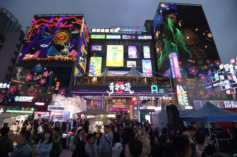 夜の貴陽市青雲マーケットの様子