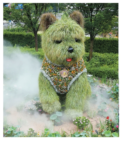 夏の装いに変わったイヌのオブジェ「潦草小狗」。資料写真